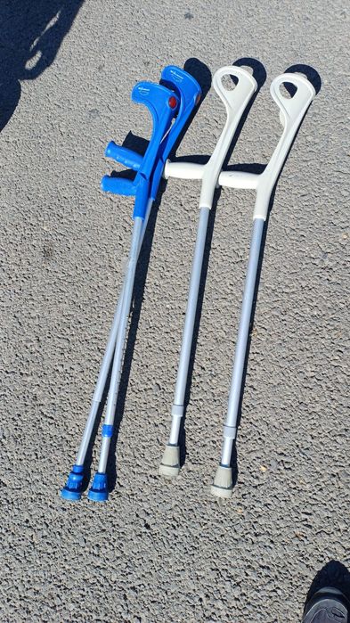 Vând carje medicale