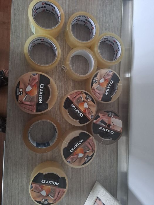 Bandă adezivă pentru ambalare.