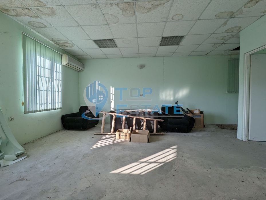 Търговска сграда в центъра на село Самоводене