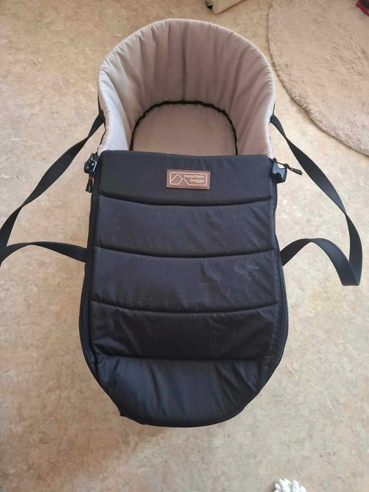 Продавам Порт Бебе за количка Mountain Buggy със Сваляща се качулка, Черен.