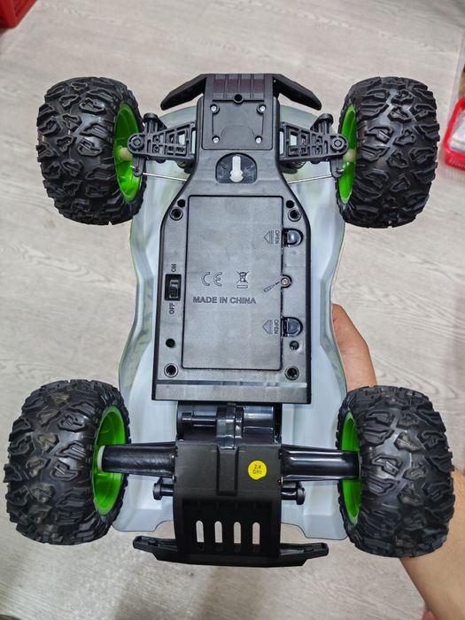 Продаётся SNEAK rasing car. Машина радио управлением час 25км. 8+