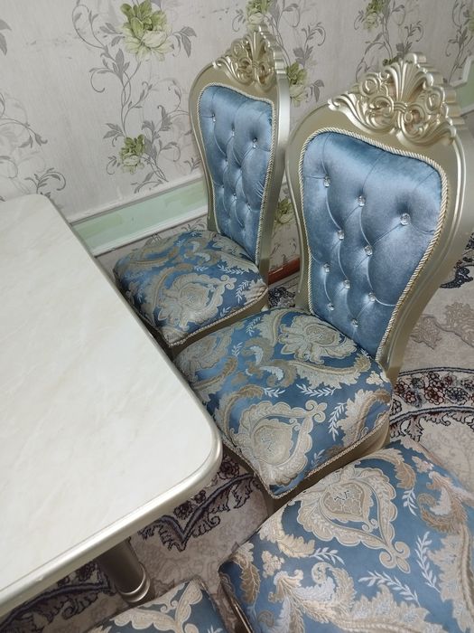 Продаётся стол со стульями в классическом стиле