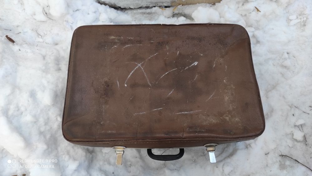 Два  чемодана и два кошелька.