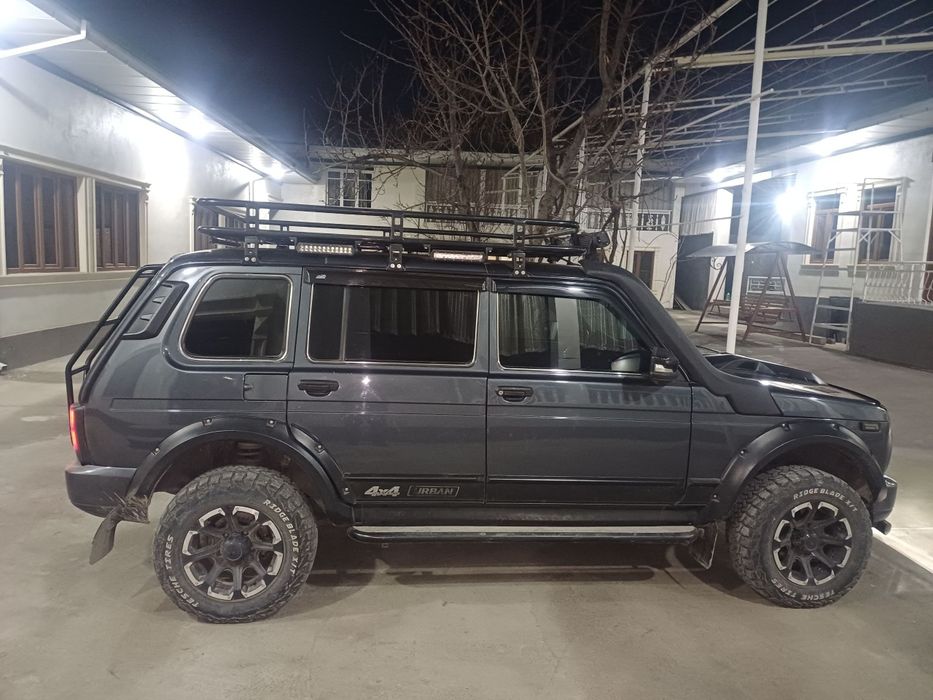 Niva lada4x4 Toshkentda turibdi