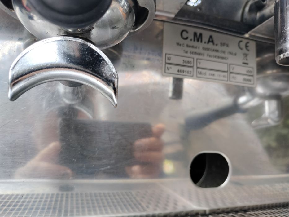 Vând expresor de cafea industrial.