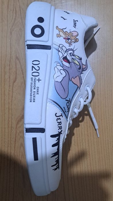 абсолютно новые кросовки