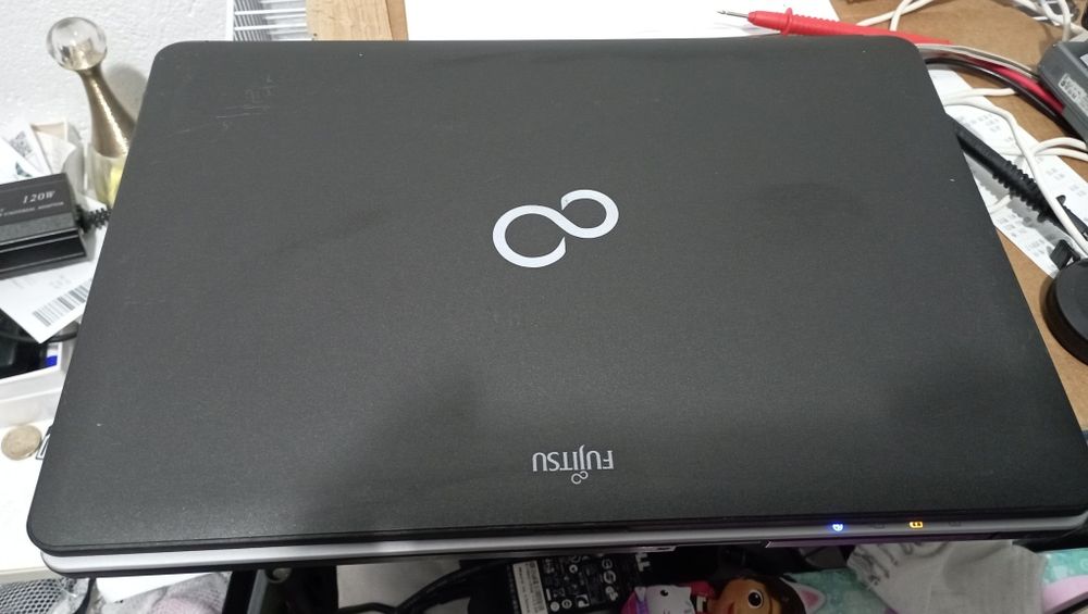 Laptop Fujitsu Lifebook  Procesor I5  / model S761

2.2 Intel