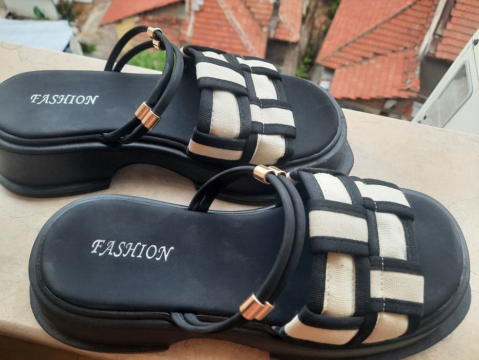 Модерни и  ефектни чехли на платформа.