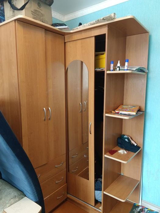 Срочно продам угловой шкаф