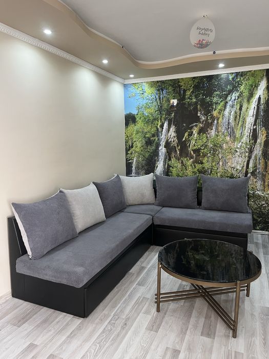 Модерен ъглов диван (функция сън) + дизайнерска холна маса