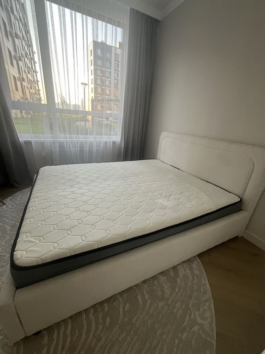 Кровать с матрасам
