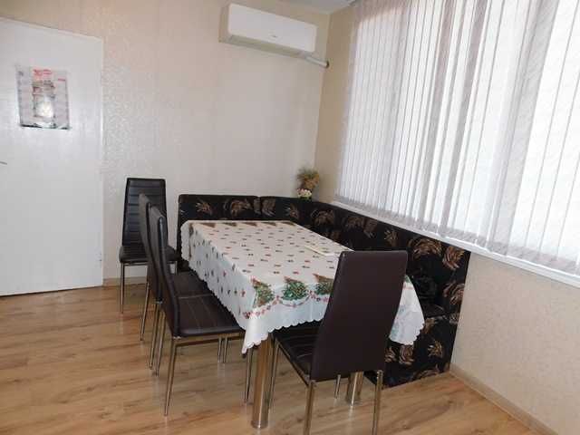 Дава се под наем Тристаен апартамент в Търговище, Център - 80 кв.м за 178.5 € - Снимка #1