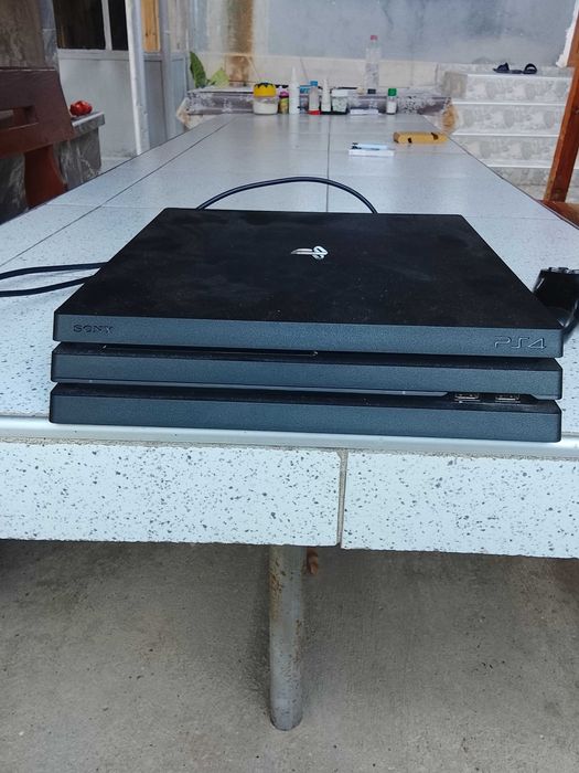 Продавам PS4 PRO
