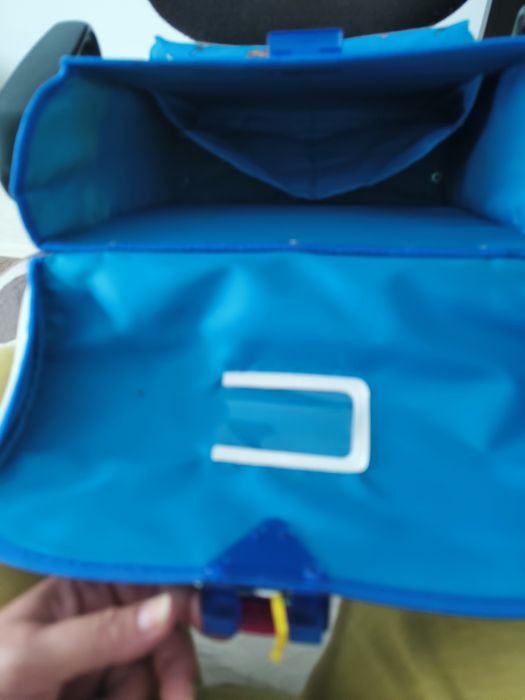 Ученическа раница с твърд гръб.