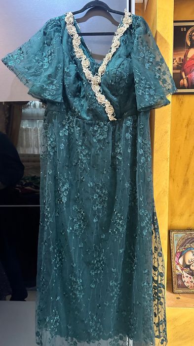 Офицялна зелена рокля с дантелени детайли