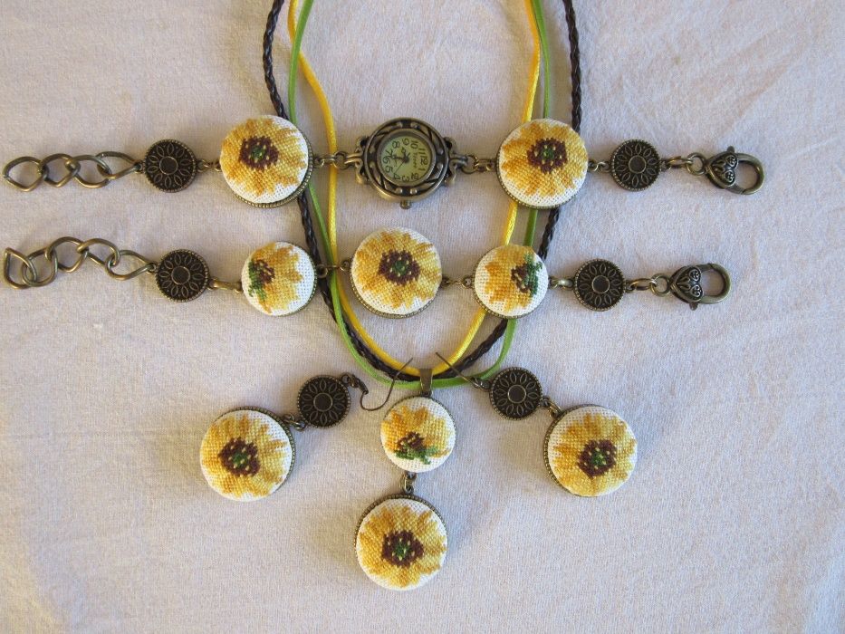 Дамски часовник ръчно бродиран  с цветя