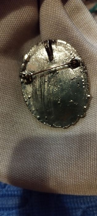 Брошка рельефная