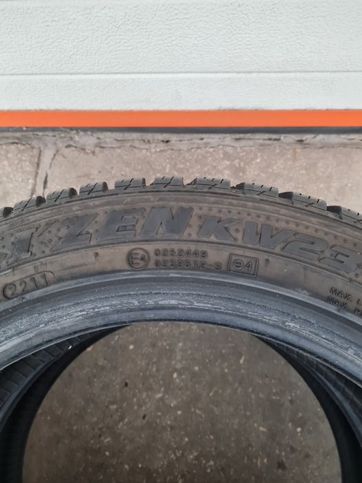 Зимни гуми 2 броя KUMHO Izen KW23 155 60 R15 дот 1122