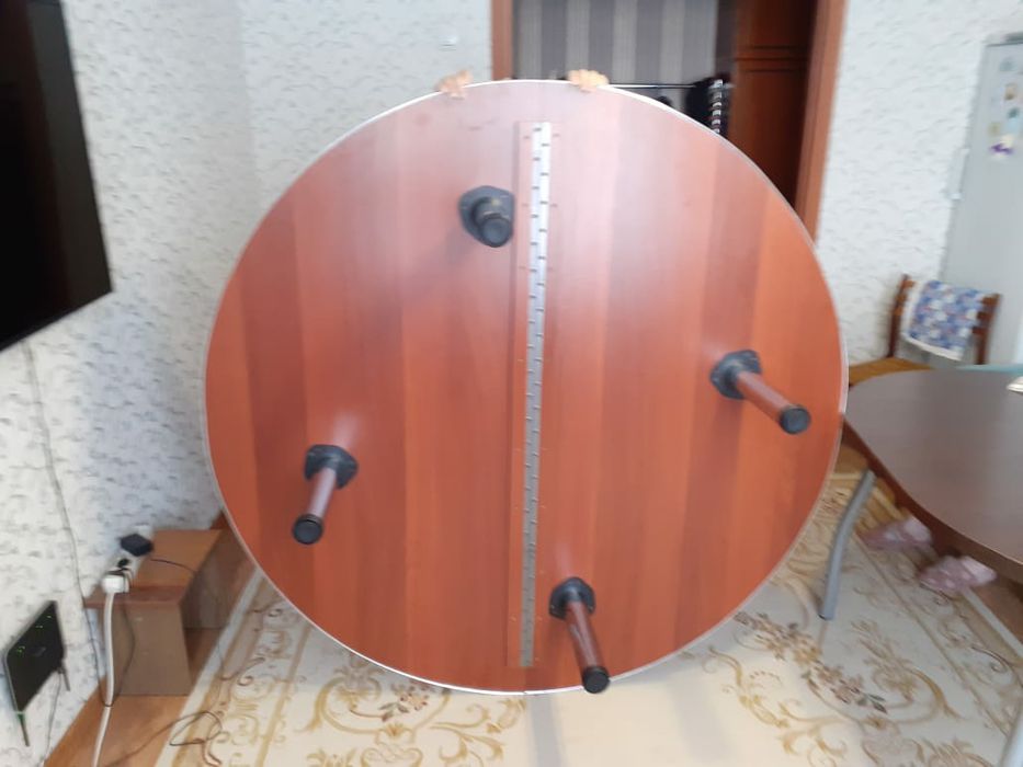 Стол круглый низкий