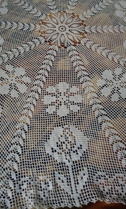 Продавам ръчно плетена покривка за кръгла маса