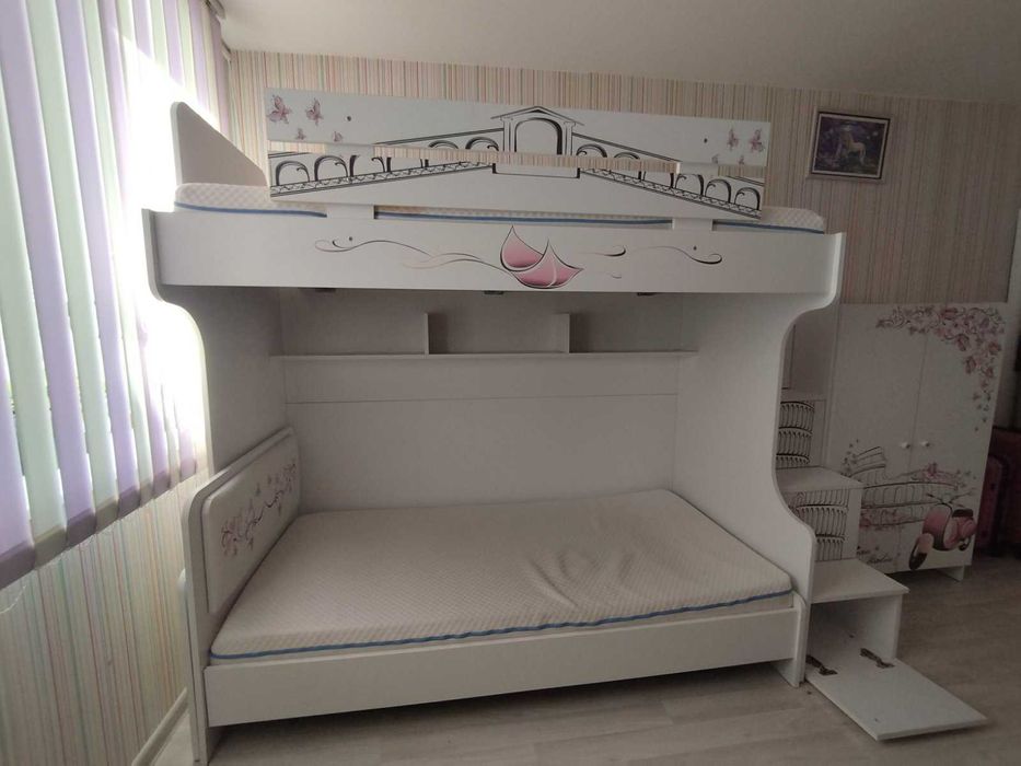 Двуетажно детско легло с гардероб