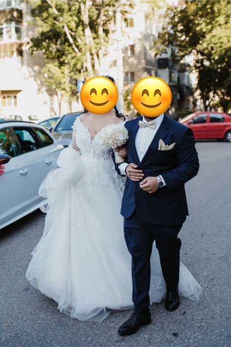 Vând rochie de mireasa stil A . Rochia se afla intr-o stare buna .