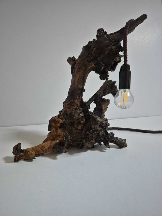 Декоративна лампа от естествено дърво
