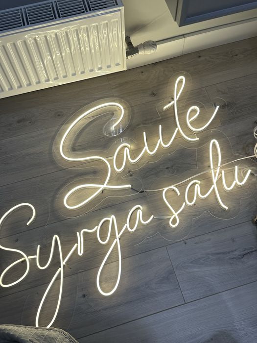 Неоновое сердце и надпись