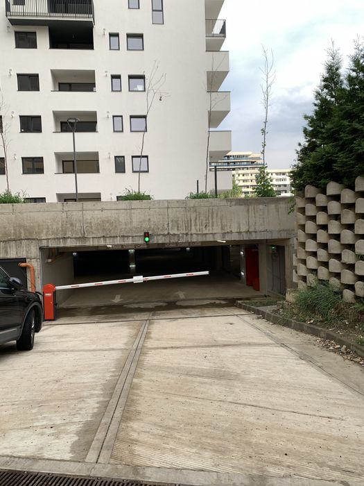 Închiriez loc de parcare subterană la intrare in Racadau