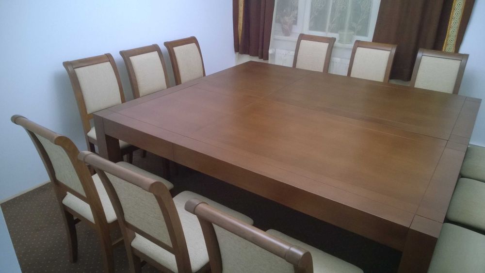 Set mobilier 1 masa + 6 scaune din lemn masiv - stare foarte buna