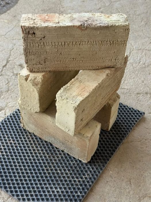 Жженный красный  кирпич