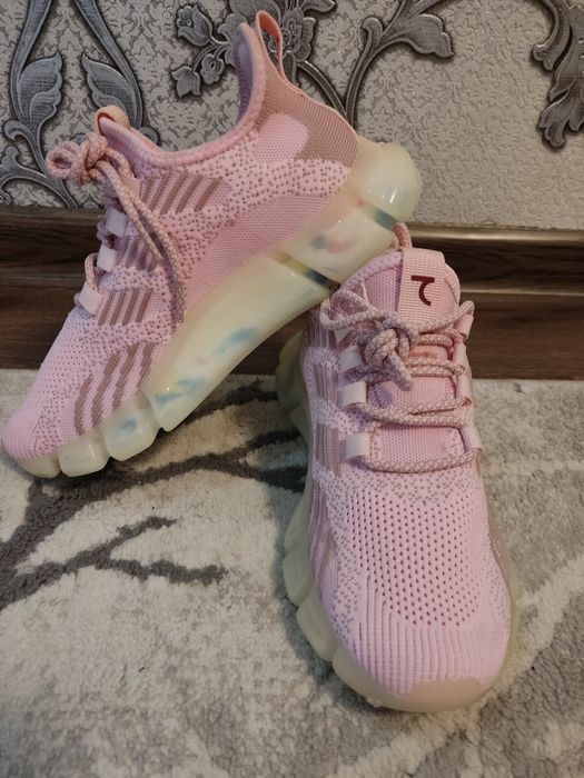 Кроссовка сотилади