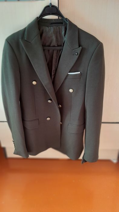 Продам костюмы,тройки