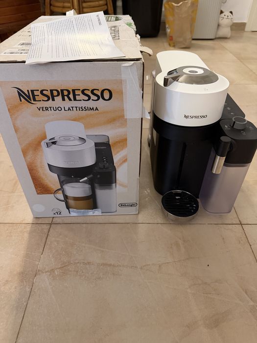 Espressor Nespresso Vertuo Lattissima alb in garantie