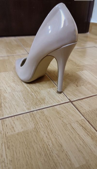 Vând pantofi stiletto marca Botinelli.