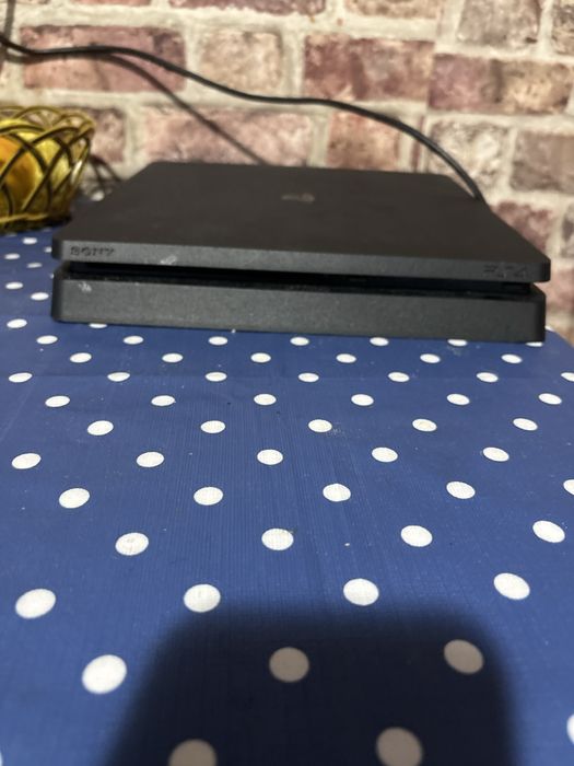 Ps4 slim  o maneta 4 jocuri