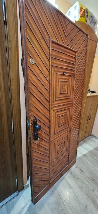 Масивна врата от дива череша