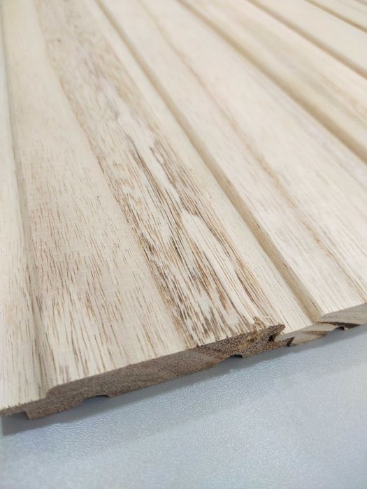 Доски из древесины дерева павловнии.