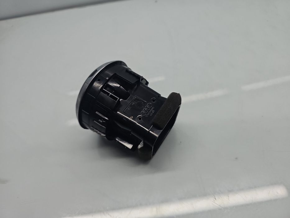 Grila aerisire centrala stanga AUDI A3 (8VS) [Fabr 2013-prezent] 8V082