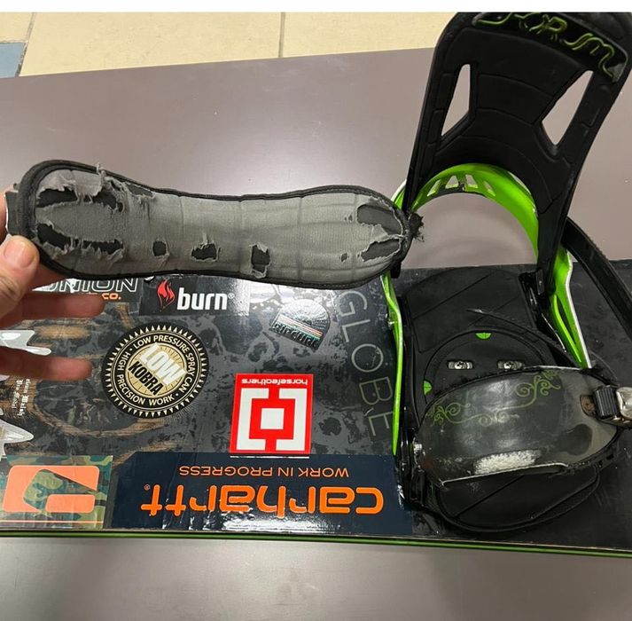 Placa snowboard Forum si boots Deeluxe