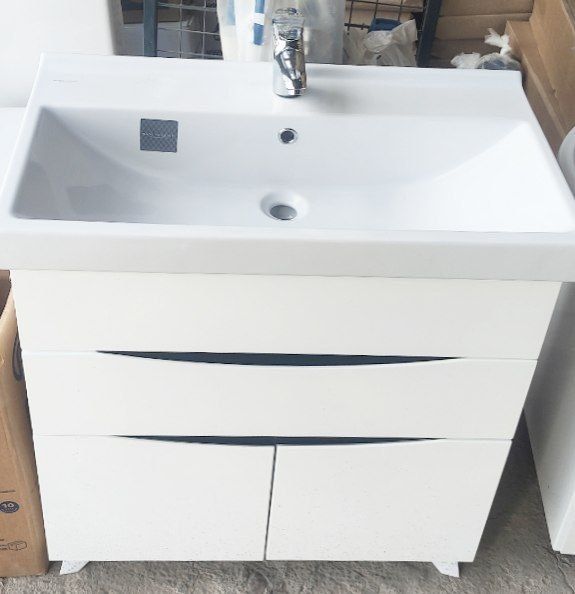 Раковина с тумбой (шкафим ) новый 

Модель 082

Сифон в комплекте

Раз