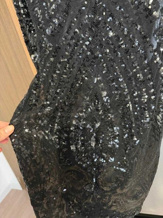 Черна рокля на паети