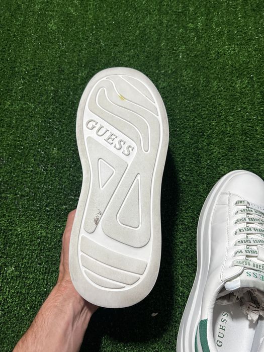 Adidasi Guess.