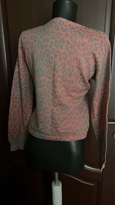 Pulover roz animal print