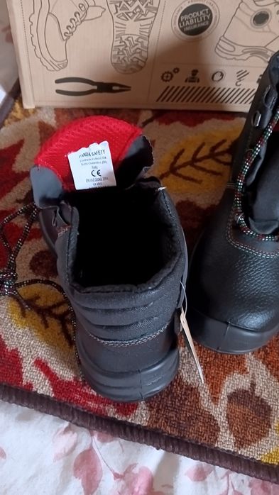 Работни обувки с метално бомбе.