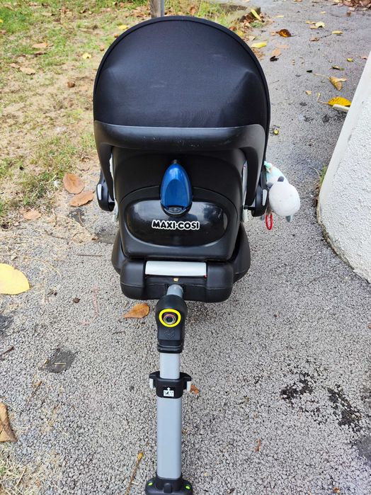 Maxi Cosi кошница за кола с Isofix база