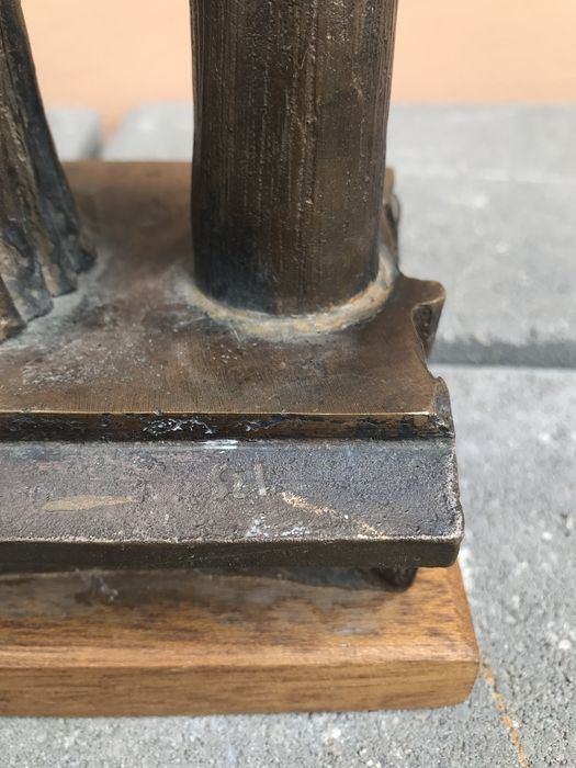 Statuetă din bronz signat