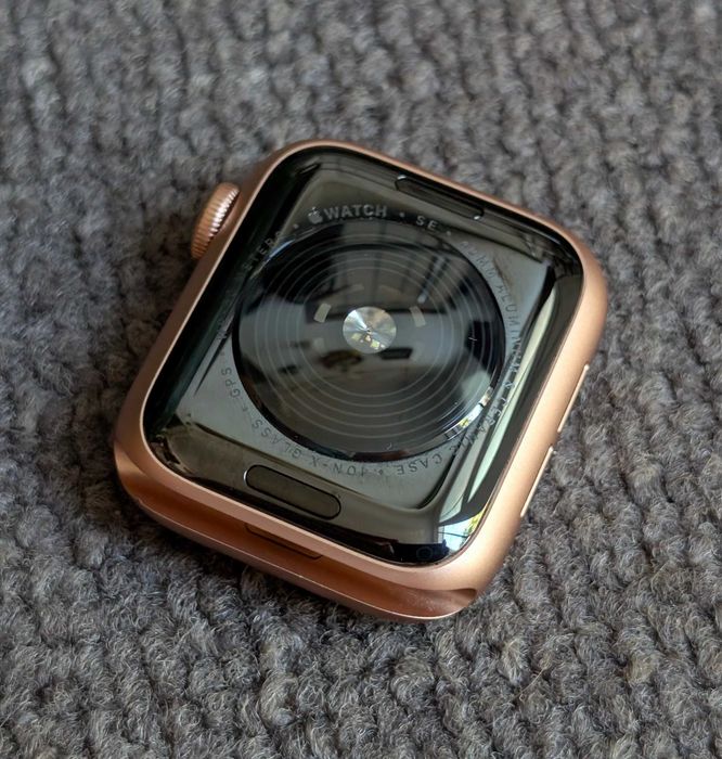 Vand Ceas Watch SE si incarcator , 120 RONi bucata
