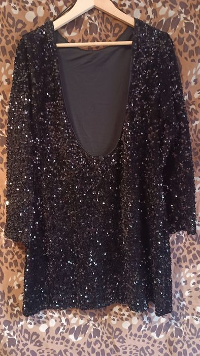 Рокля с гол гръб