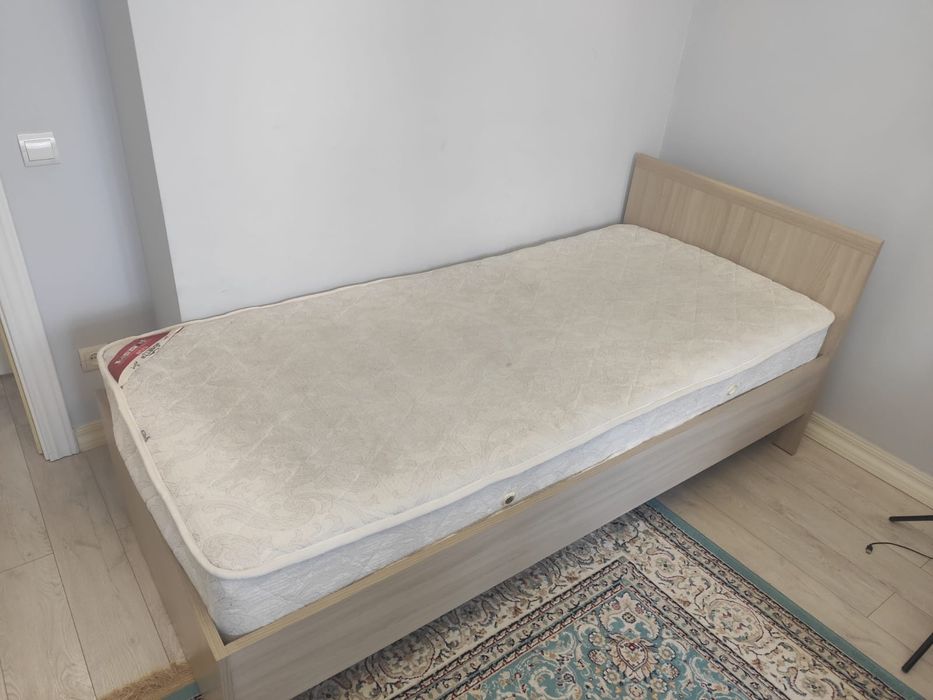 Продам кровать с матрасом